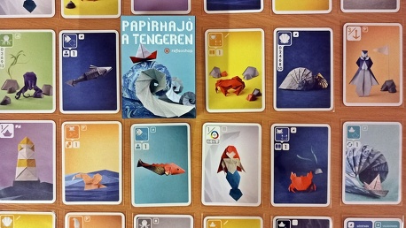 Papír… Só… Minden mi jó… Papírhajó a tengeren