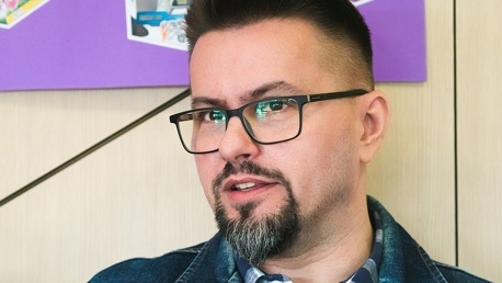 Pierrot: “A köldökzsinór, ami a telefonjainkhoz köt bennünket, egyben fojtogató póráz”