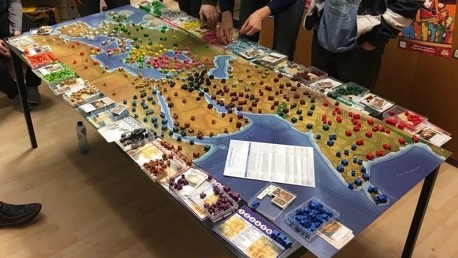 Újabb, átdolgozott kiadást kap a 18 fős Mega Civilization társasjáték [gsplus.hu]